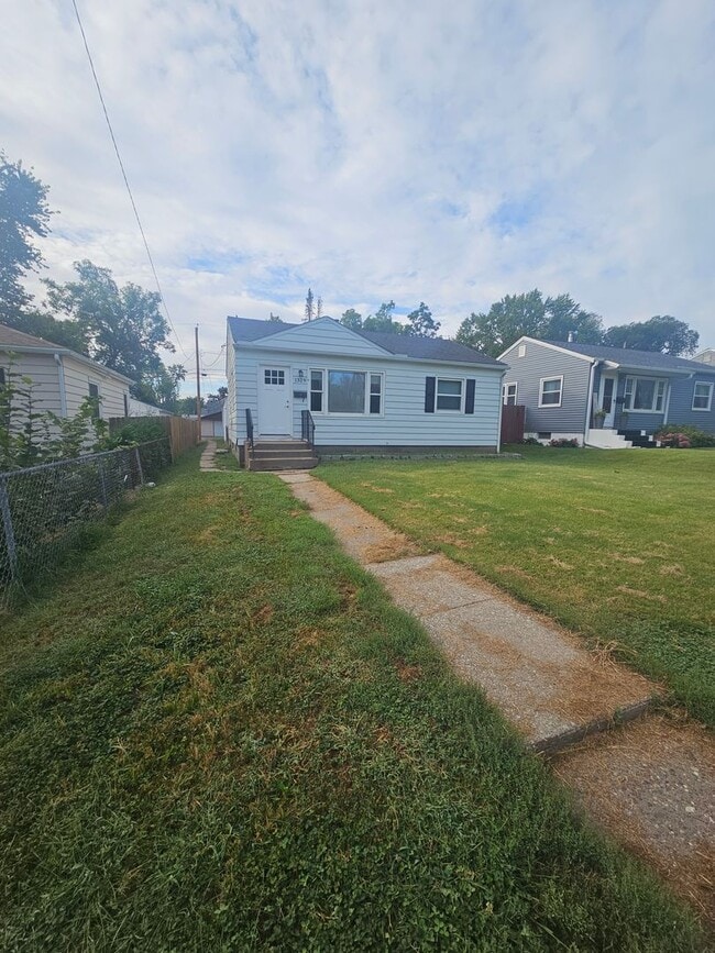 Building Photo - There is a $25 fee per application and eve...