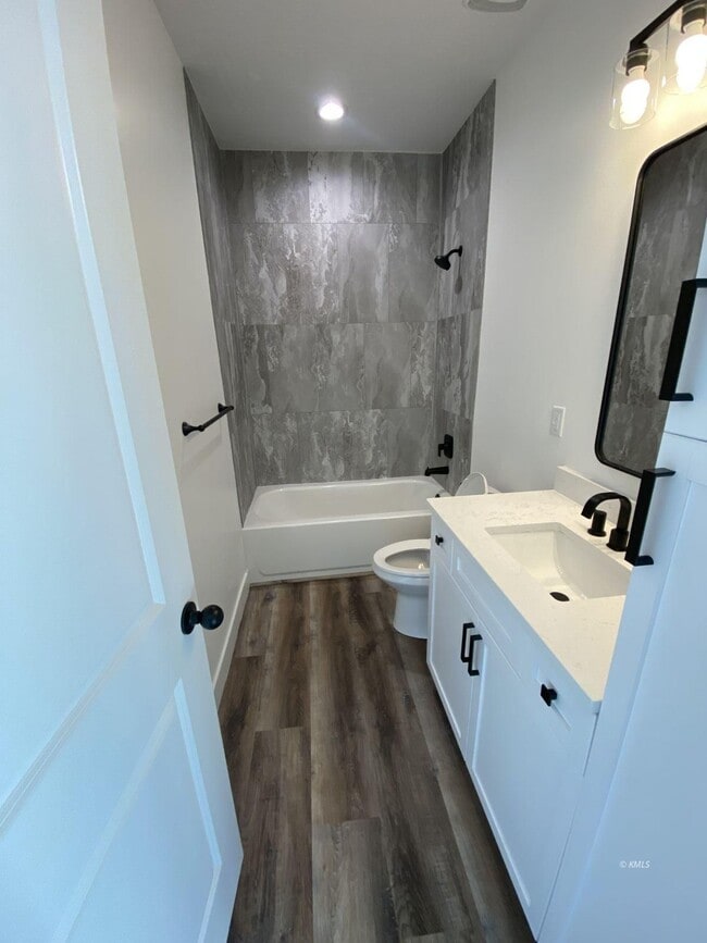 Building Photo - 742 W Vance Dr