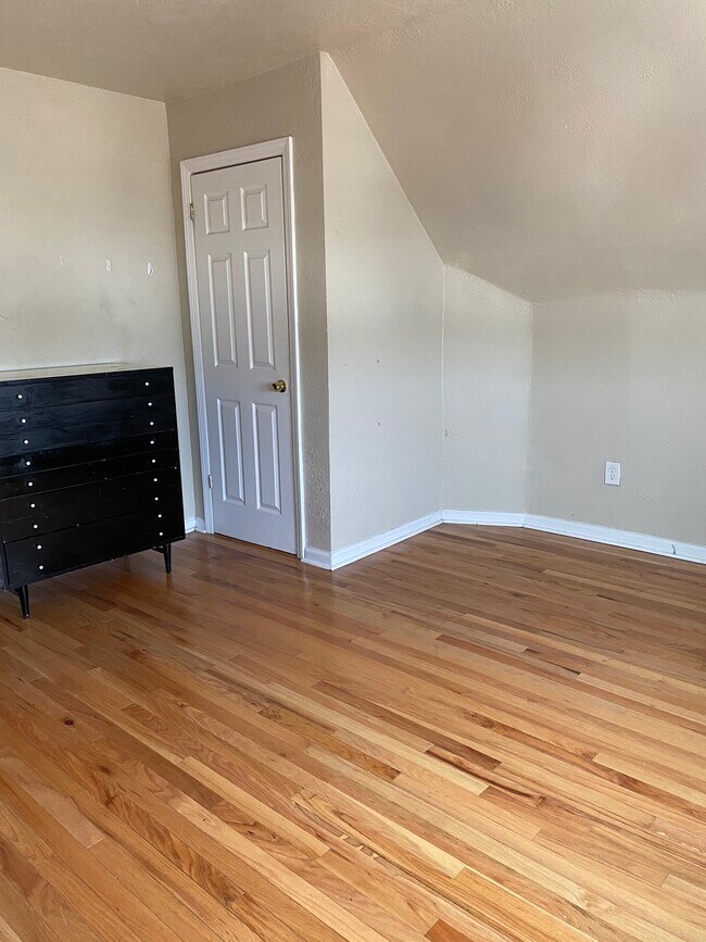 Building Photo - 327 38th St