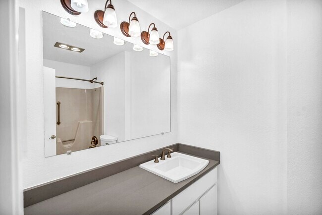 Building Photo - 100 Bay Point Dr