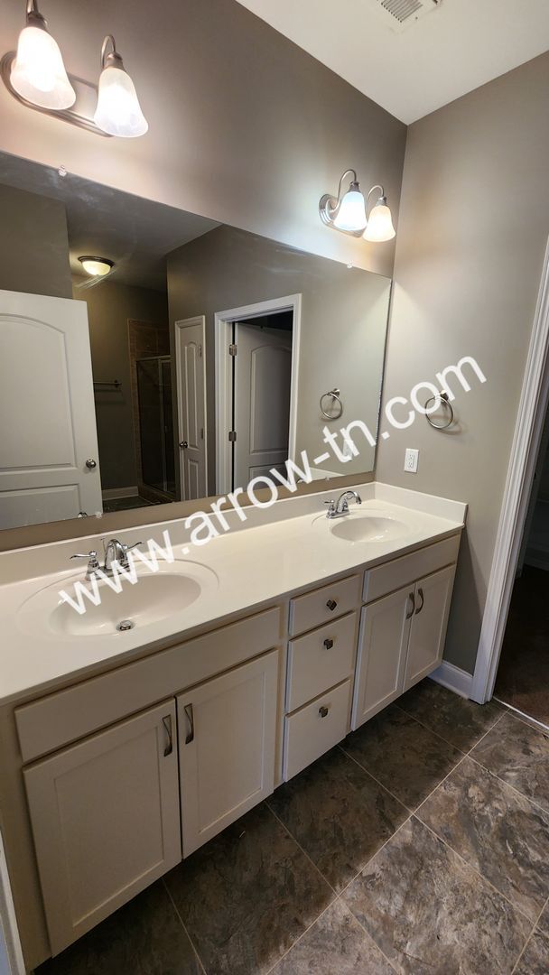 Building Photo - Fantastic End Unit Townhome in Franklin!