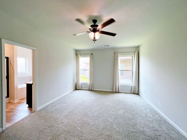 Building Photo - 4 Bedroom House in Hunters Trace