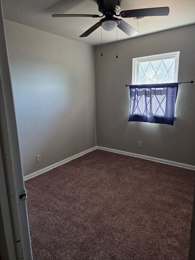 Building Photo - 516 S Park Ln