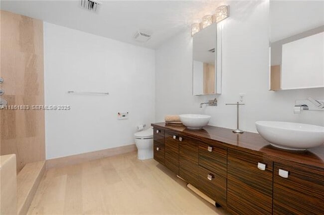 Building Photo - 5875 Collins Ave