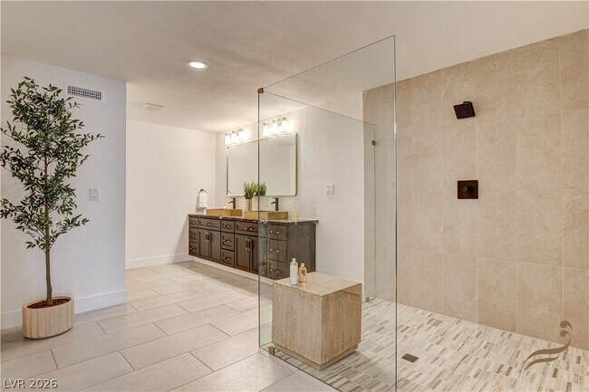 Building Photo - 2685 S Tenaya Way