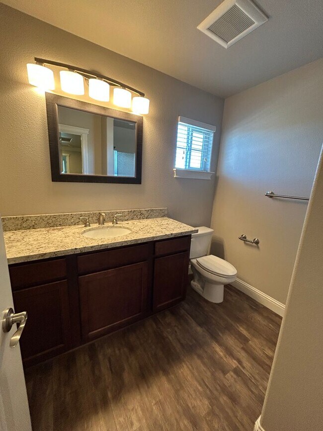 Building Photo - Townhouse for Rent in Anderson CA | Garage, Fenced Yard, Modern Upgrades