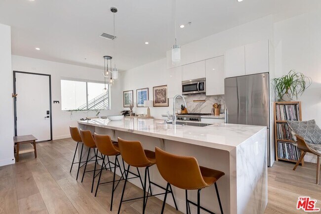 Building Photo - 957 Figueroa Terrace