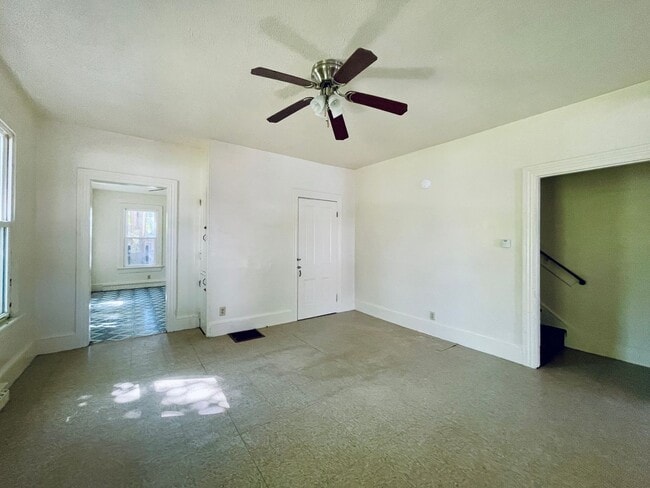 Building Photo - Spacious 3 Bedroom home FOR RENT in Bridge...