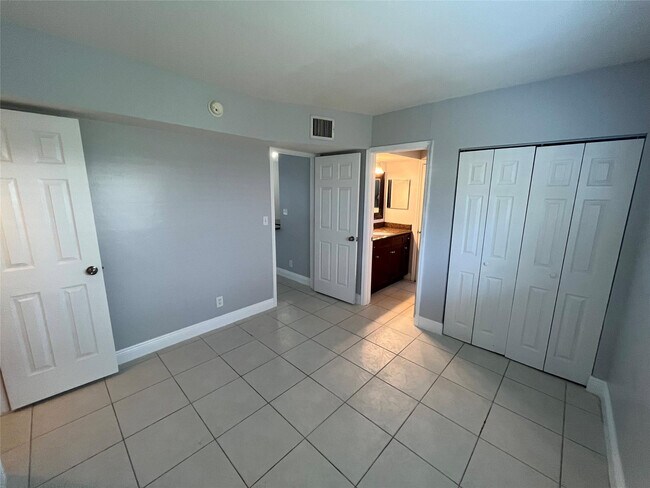 Building Photo - 1311 NE 18th St