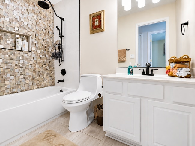 Building Photo - Beautifully Renovated 3 Bed / 2.5 Bath Home on Quiet Cul-de-Sac