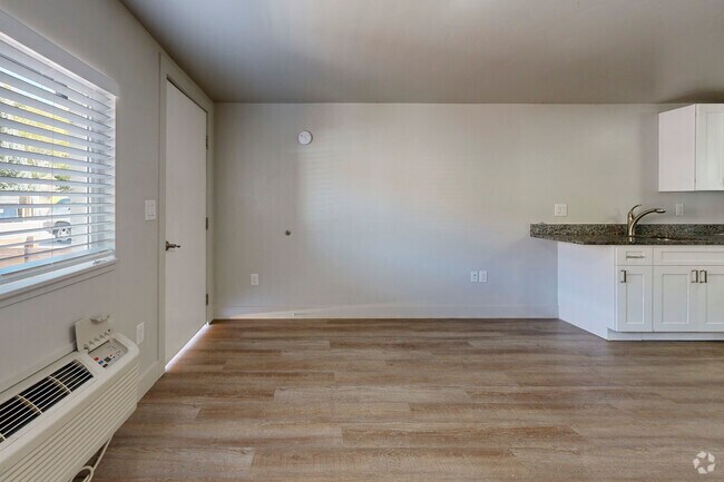 Studio - 300SF - Dining Room - Dream Island