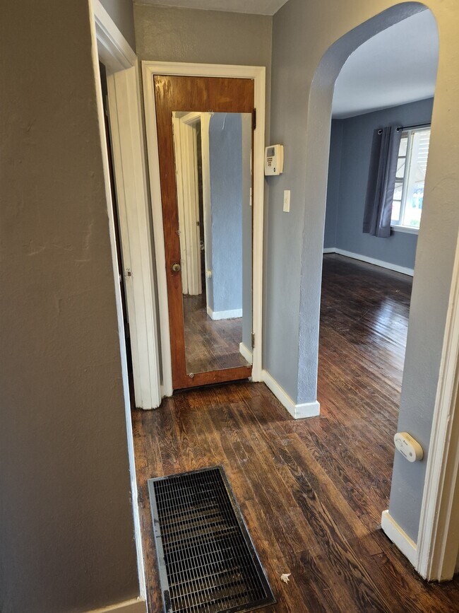 Building Photo - 8835 Murvale Dr