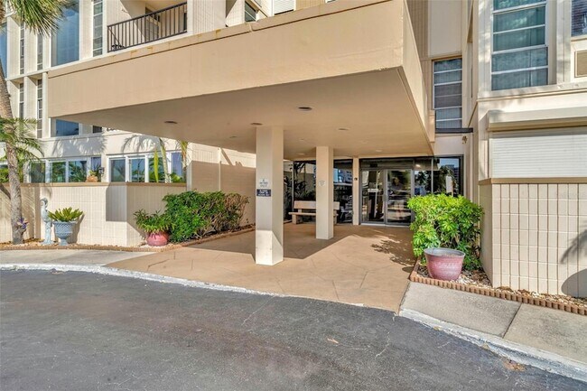 Building Photo - 7400 Sun Island Dr S