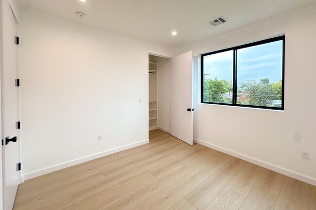 Building Photo - 13843 Burbank Blvd