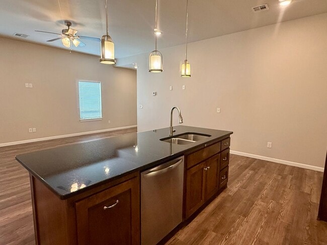 Building Photo - Large 3 Bed, 2 Bath in Beautifully Well-Maintained Neighborhood
