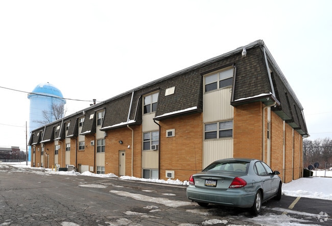 Building Photo - Green Acres