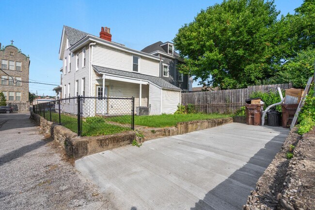 Building Photo - 835 Isabella St