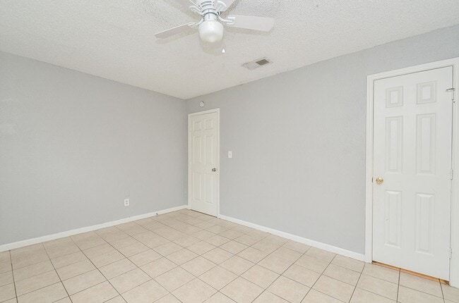 Building Photo - Property available in Old River Manor