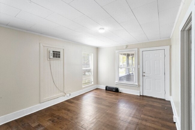 Building Photo - Spacious 3bdrm/1bath Home with large yard ...
