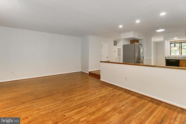 Building Photo - 4021 Lake Glen Rd