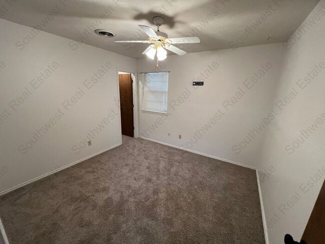 Building Photo - Spacious 4 Bedroom 2.5 Bathroom Home