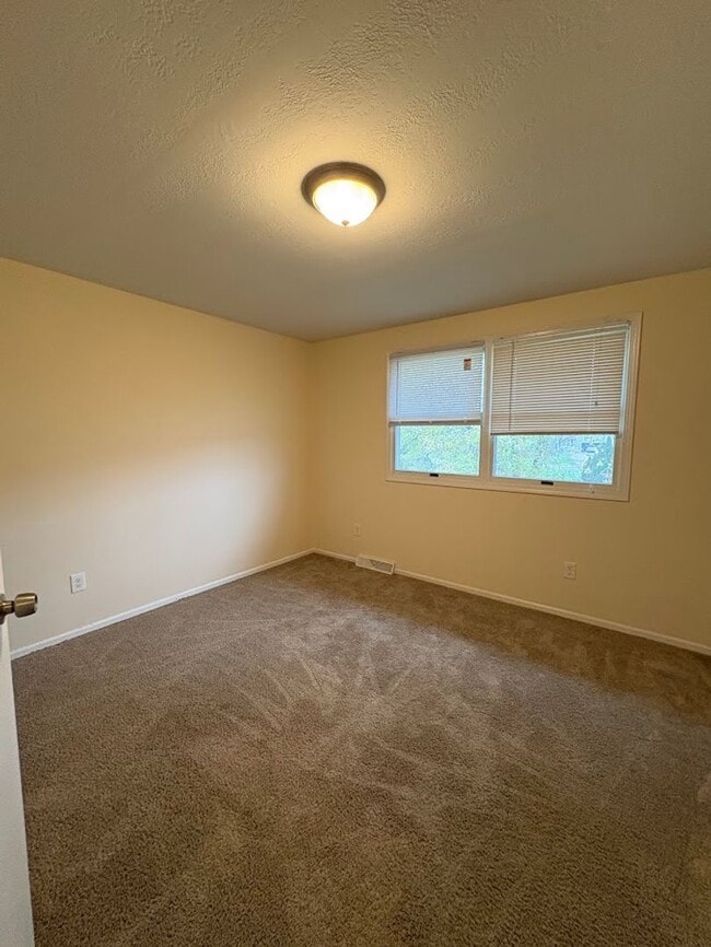 Building Photo - Beautiful and spacious 3 bedroom 2.5 bathroom townhome available for rent