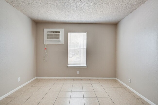 Building Photo - Power & Water Included in Prince of Rent &...