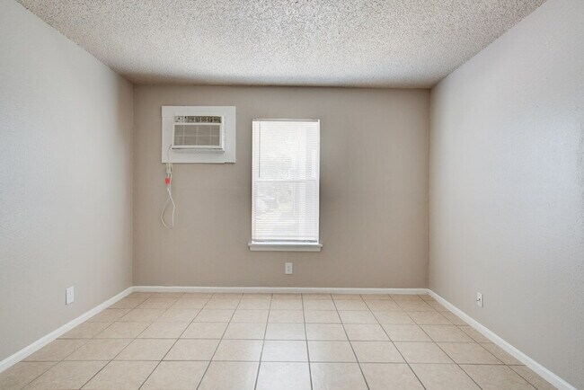 Building Photo - Southpark 404 321 Verne St-