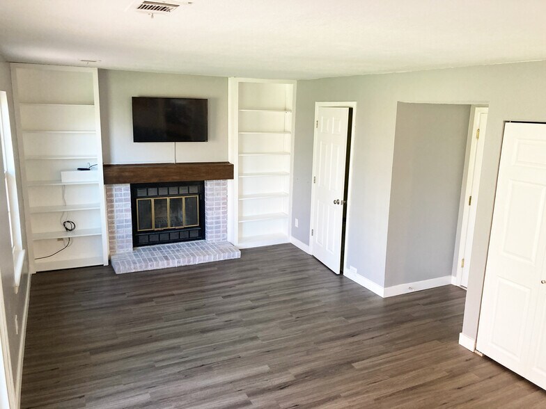 Familyroom - 8033 S Garrison Way