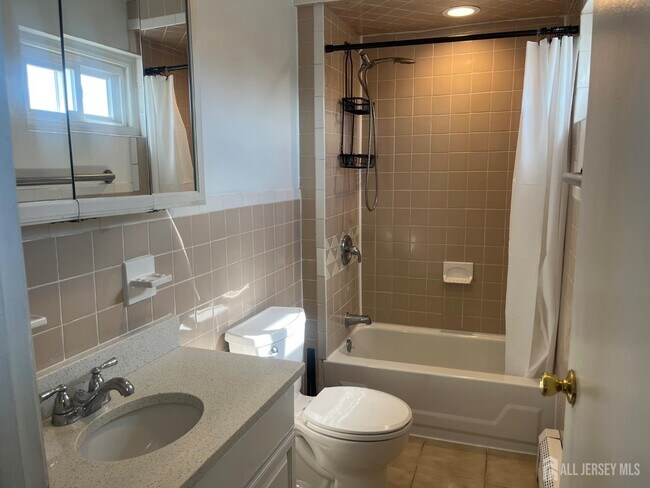 Building Photo - 110 Oak Tree Ave