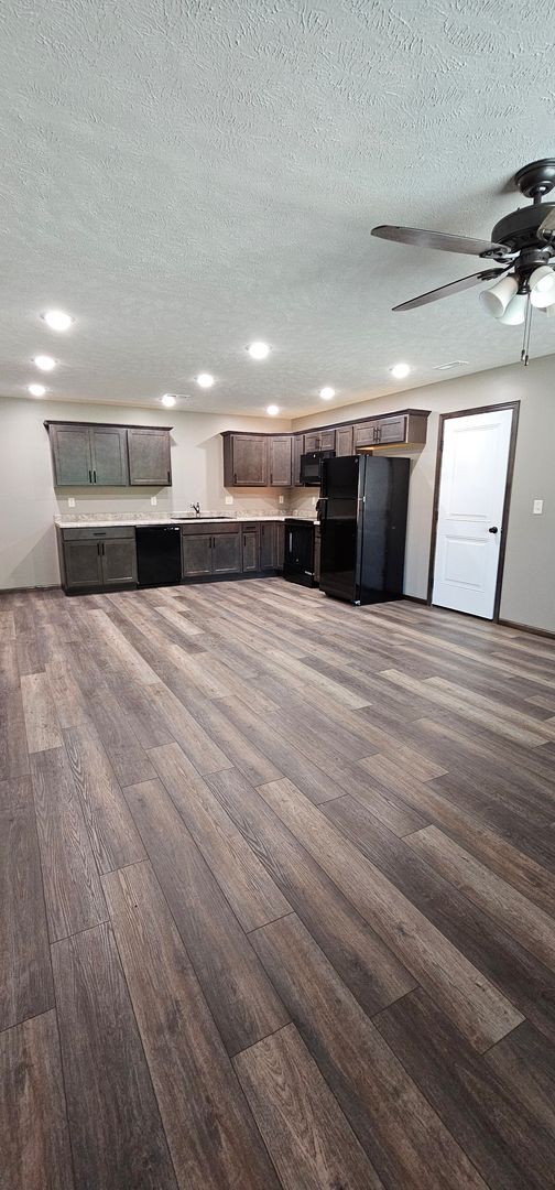 Building Photo - 2-bedroom, 1 bathroom apartment with 1 car detached garage