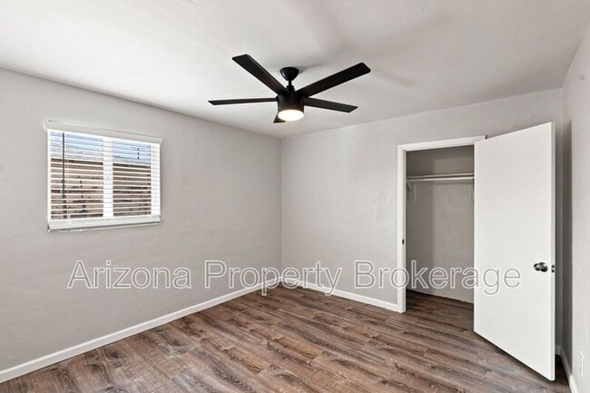 Building Photo - 3302 W Solano Dr S
