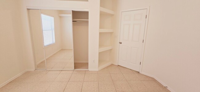 Building Photo - Stunning 4 bedroom, 2.5 bath home in West ...