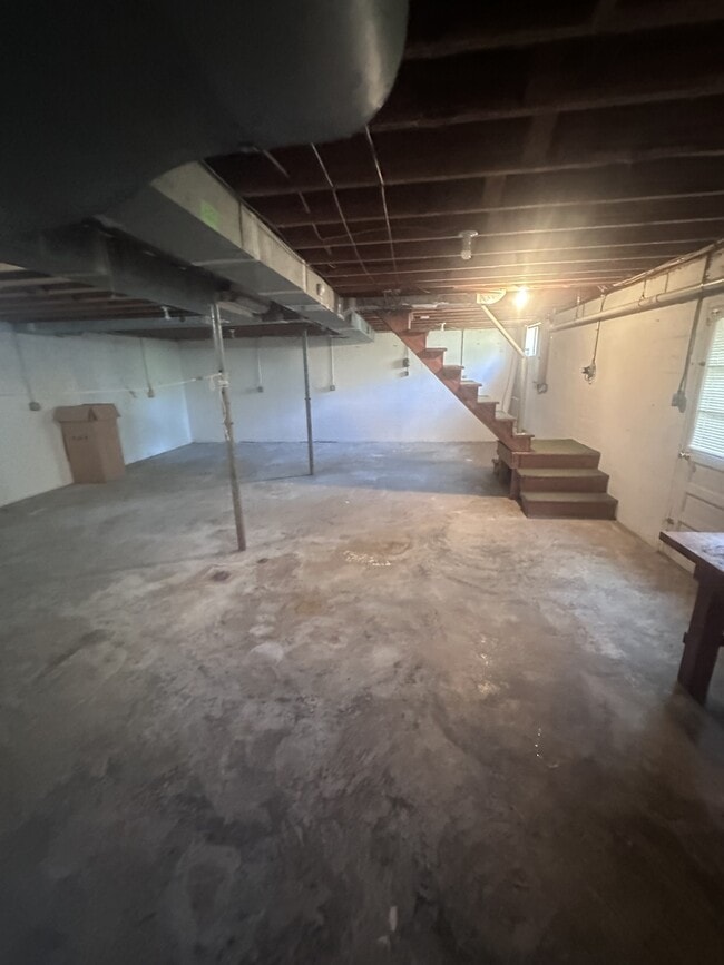 Building Photo - 1123 Franklin Turnpike