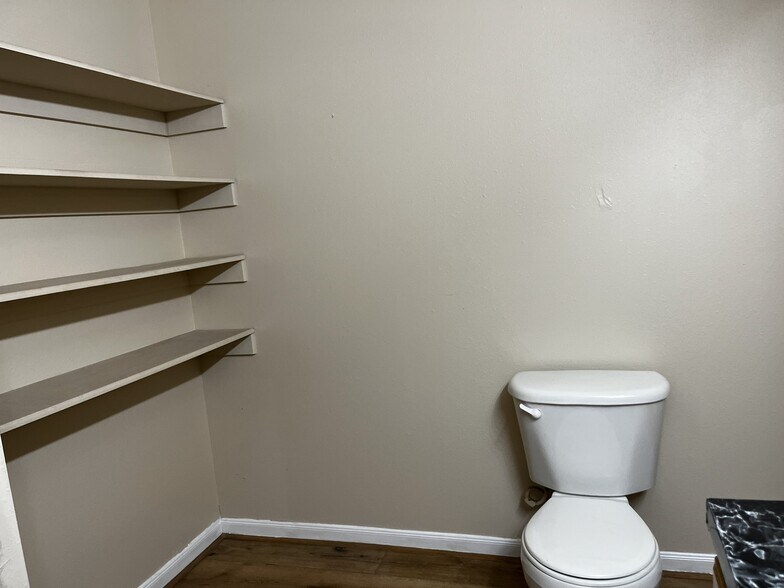 mater bathroom - 11811 Chetman Dr