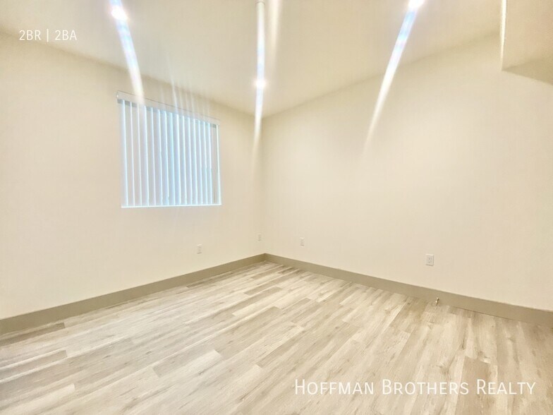 Building Photo - 4849 Oakwood Ave