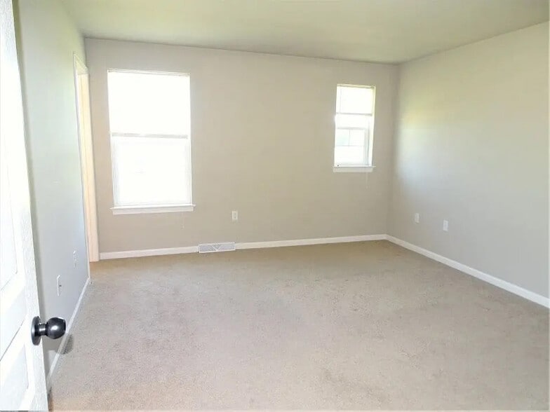 Building Photo - 945 Woodridge Dr