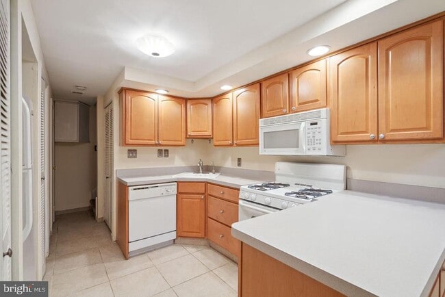 Building Photo - 830 Kater St
