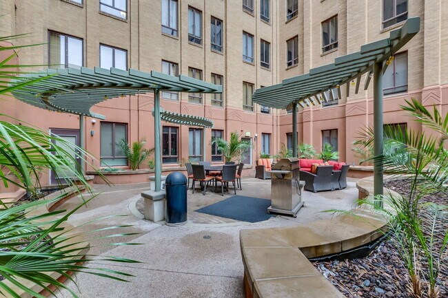 Building Photo - 114 W Adams St