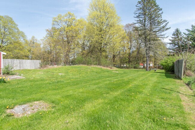Building Photo - Charming 3Bed/2Bath Home Minutes from Fort Drum | Pet Friendly | Garage + Spacious Yard