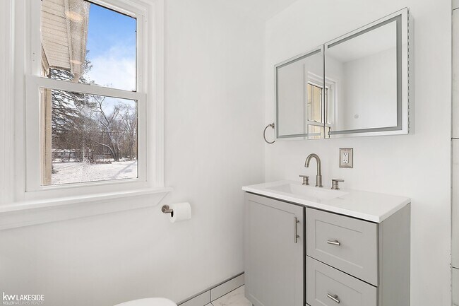 Building Photo - 7618 Sylvan St