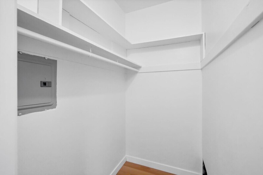 Building Photo - 1826 W Silver Lake Dr