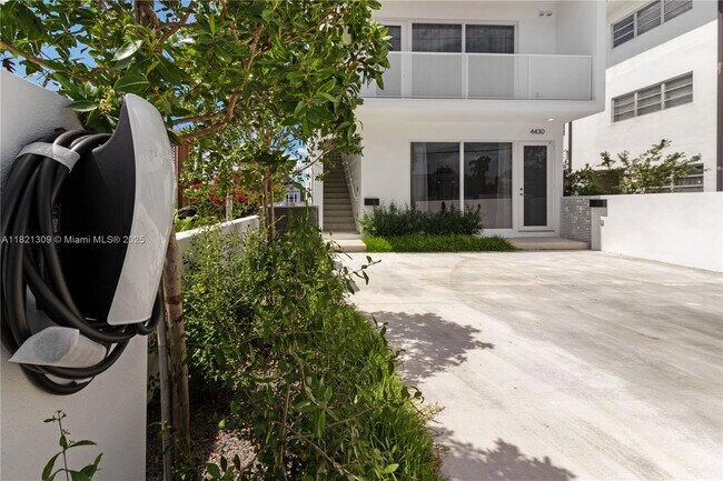 Building Photo - 4430 W Flagler St