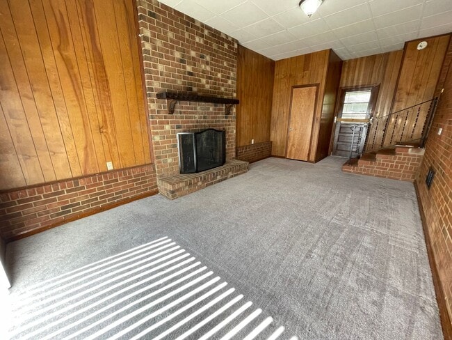 Building Photo - Beautiful 3 bedroom house with wood floors...