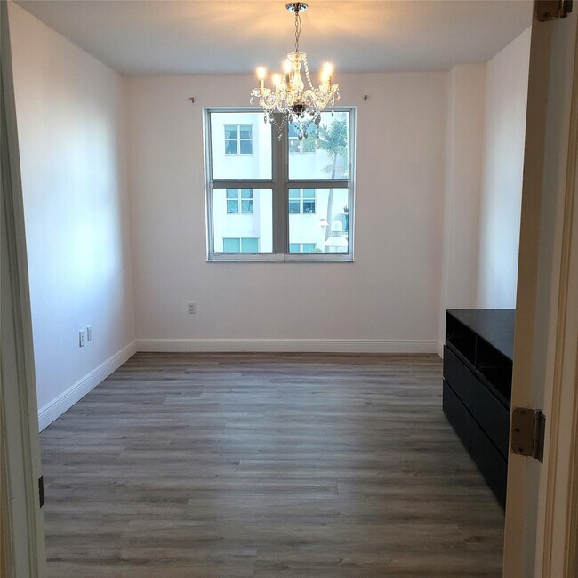 Building Photo - 7900 Harbor Island Dr