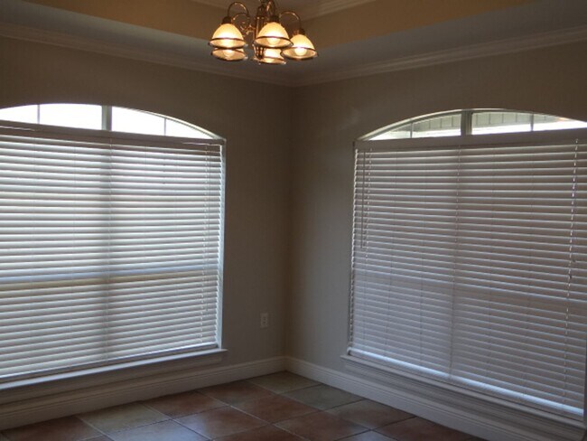 Building Photo - Beautiful Rental in Rolling Meadows