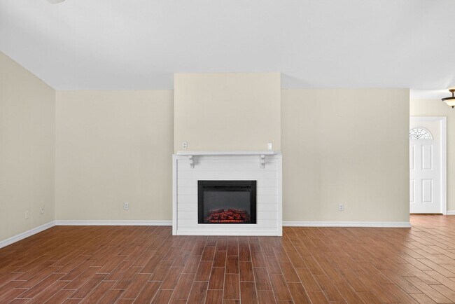 Building Photo - 2 Bedroom 2 bath Oversized Duplex with 2 Car Garage