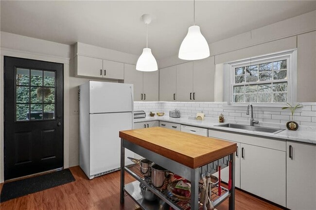 Building Photo - 80 Lakeshore Dr