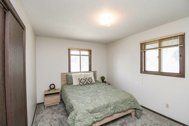 Building Photo - 4504 S Cliff Ave