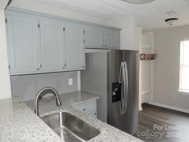 Building Photo - 9252 Kings Canyon Dr